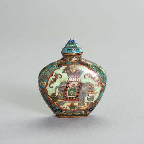 AN ‘ELEPHANT AND QILIN’ CLOISONNE SNUFF BOTTLE BOTELLA DE CLOISONNE "ELEFANTE YQ&hellip;