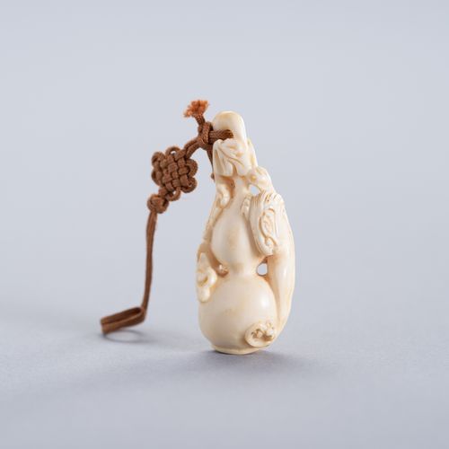 A CHILONG AND DOUBLE GOURD IVORY PENDANT PENDANT EN IVOIRE EN FORME DE CHILONG E&hellip;