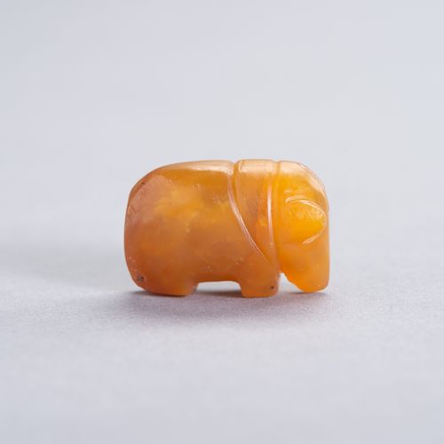 A SMALL PYU HONEY-AGATE ‘ELEPHANT’ TALISMAN A SMALL PYU HONEY-AGATE ‘ELEPHANT’ T&hellip;