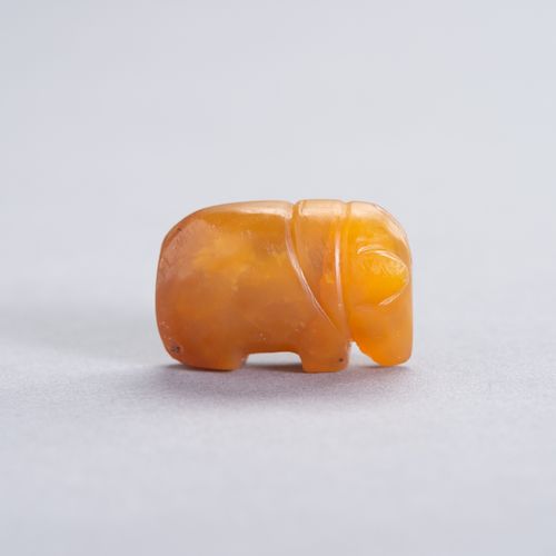 A SMALL PYU HONEY-AGATE ‘ELEPHANT’ TALISMAN KLEINER PYU-HONIG-AGAT 'ELEFANT' TAL&hellip;