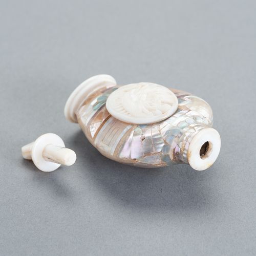 A MOTHER OF PEARL AND GLASS SNUFF BOTTLE UNA BOTTIGLIA DI PERLA E VETRO
Cina, ta&hellip;