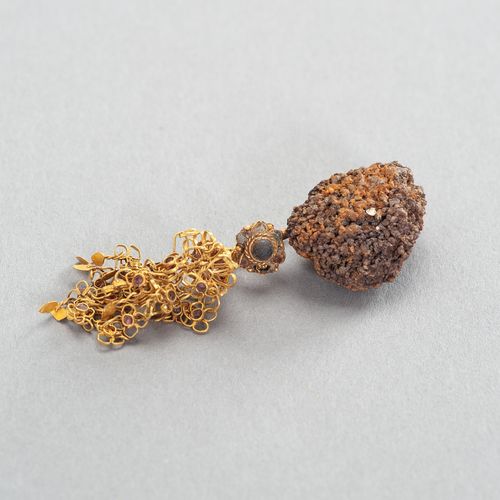 A CHAM GOLD EARRING 湛江金耳环
10-13世纪的湛江。用细金线装饰。钩子上有出土的泥土。

狀況報告。
 出处：有岁月的痕迹和泥土的包裹。泽&hellip;