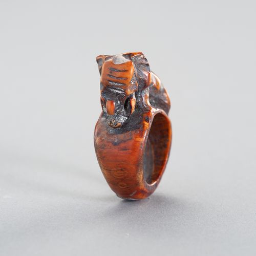 A TRIBAL ELEPHANT IVORY RING 一个部落的大象象牙戒指
东南亚，19世纪或更早。雕刻着大象的民族戒指显示出美丽的深琥珀色的光泽。

状&hellip;