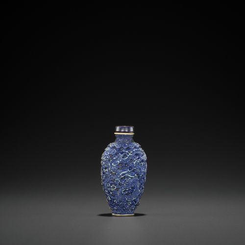 A MOLDED AND GLAZED PORCELAIN ‘DRAGON AND PHOENIX’ SNUFF BOTTLE, QING Bottiglia &hellip;