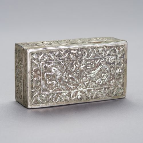 A SILVER-PLATED LIDDED BOX 一个银镀的盖子BOX
缅甸/缅甸约1900年。铰链盖和窄边上压印和雕刻着花卉图案和神话中的动物。

状况。&hellip;