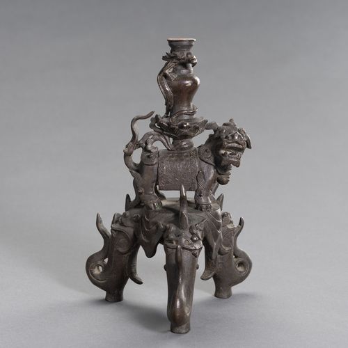 A FIGURAL CHINESE BRONZE LAMP STAND 中国铜制灯架
中国，19世纪。具象的青铜灯架上有一只背着花瓶的佛教狮子，一条赤龙围绕着花&hellip;