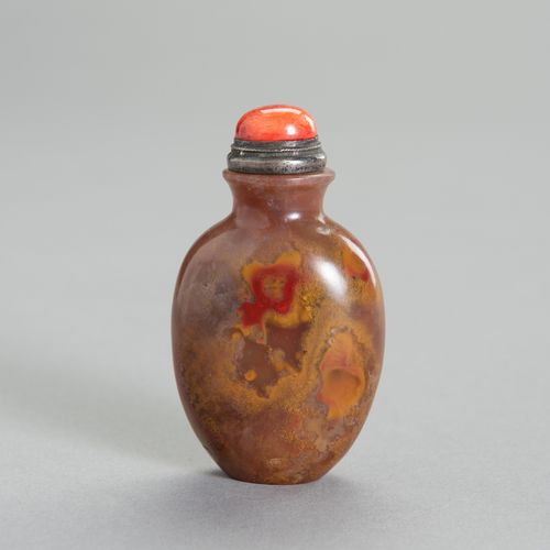 A JASPER SNUFF BOTTLE 
碧玉鼻煙壺


中国，19世纪

世纪
世纪。碧玉鼻烟壶呈卵圆形，颈部外翻，底部扁平，具有美丽的黄色和红色的色彩。&hellip;