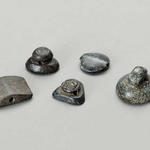 SIX NEAR EAST STONE SEALS 六枚近东石印
本拍品包括六枚来自古代近东（公元前4000年-公元前2000年或更晚）的片岩和石印，上面有几何&hellip;