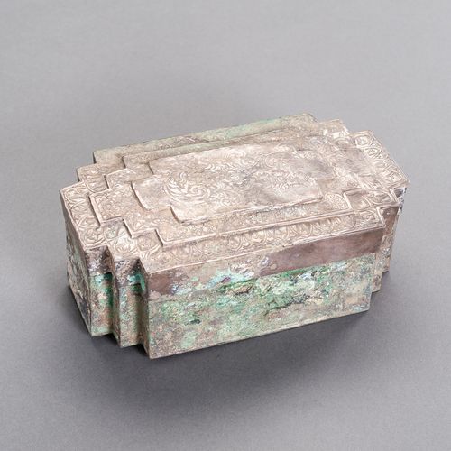 AN UNUSUAL SILVER BOX UNGEWÖHNLICHE SILBERDOSE
Südostasien,17.-19. Jahrhundert. &hellip;