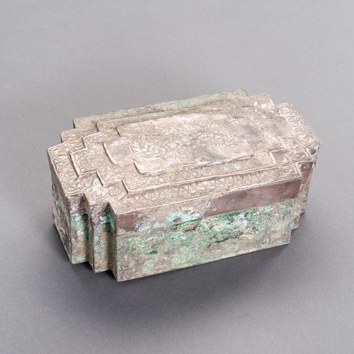 AN UNUSUAL SILVER BOX 一个不寻常的银盒
东南亚，17-19世纪。

状况：不寻常的几何形状的盖子，在多层次的盖子上压印和雕刻着花卉图案。广&hellip;