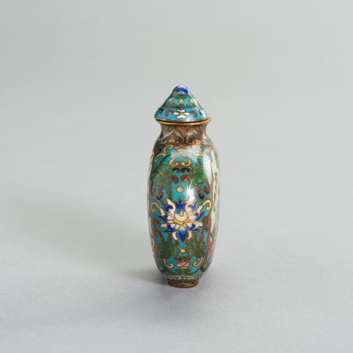 AN ‘ELEPHANT AND QILIN’ CLOISONNE SNUFF BOTTLE 一个 "大象和麒麟 "景泰蓝鼻烟壶
中国，约1900年。铲形的瓶子&hellip;