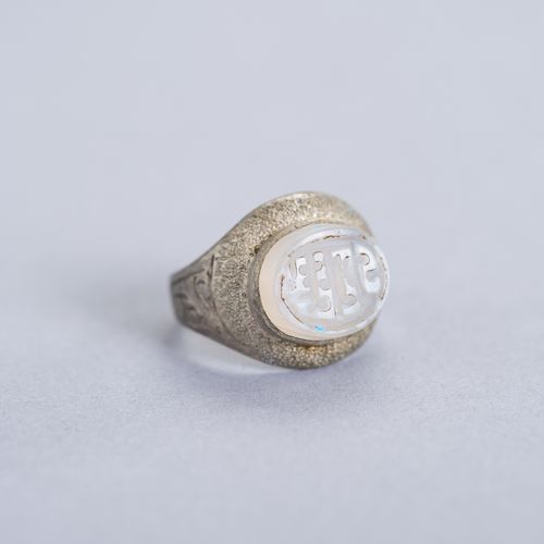 AN OLD AGATE INTAGLIO SEAL IN RING SETTING ALTES AGAT-INTAGLIO-SIEGEL IN RINGFAS&hellip;