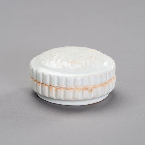 A QINGBAI PORCELAIN COSMETIC BOX AND COVER 清白瓷化妆品盒和盖子
中国，清末至民国时期（1880 - 1930年代）。&hellip;