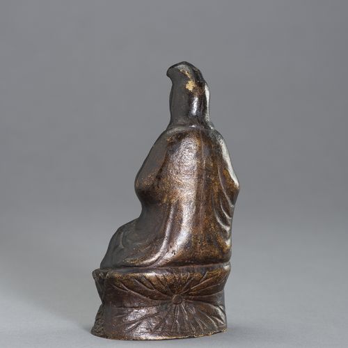 A Bronze Figure of Guanyin 观音菩萨铜像
中国南方，明末（1368-1644）。

状况良好。 状况良好，自然光泽细腻，下缘有旧的磨损&hellip;
