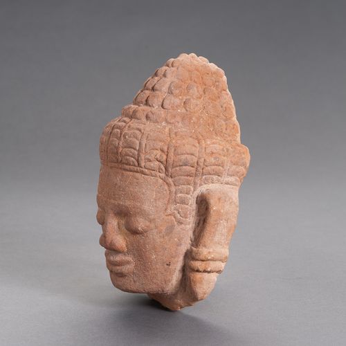 A KHMER SANDSTONE HEAD OF BUDDHA 高棉砂石佛像
高棉帝国，吴哥时期，12-13世纪。圆润的脸庞上雕刻着宁静的表情，勾勒出宽阔的嘴&hellip;