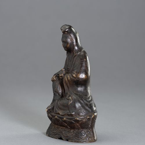 A Bronze Figure of Guanyin FIGURA IN BRONZO DI GUANYIN
Cina meridionale, tarda d&hellip;