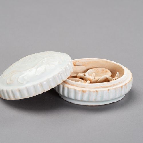 A QINGBAI PORCELAIN COSMETIC BOX AND COVER 清白瓷化妆品盒和盖子
中国，清末至民国时期（1880 - 1930年代）。&hellip;