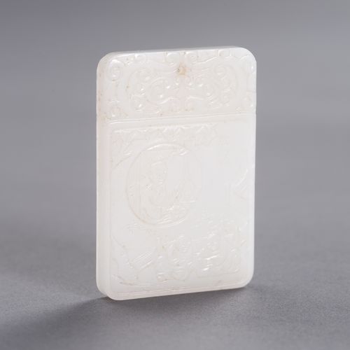 A WHITE JADE PLAQUE WITH GARDEN SCENE 白玉牌与花园景象
中国，民国时期（1912-1949）或更晚。圆形的长方形，顶部有穿&hellip;