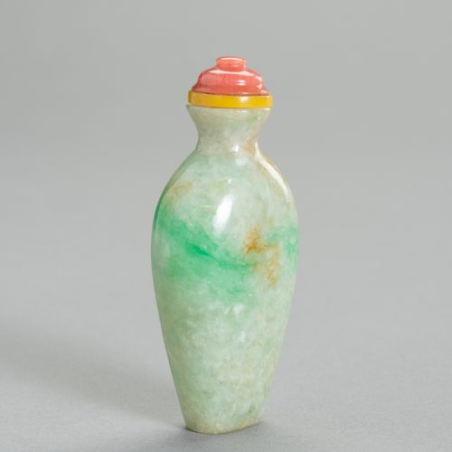 A JADEITE SNUFF BOTTLE, QING DYNASTY BOTELLA DE JADEÍTA PARA EL TABACO, DINASTÍA&hellip;