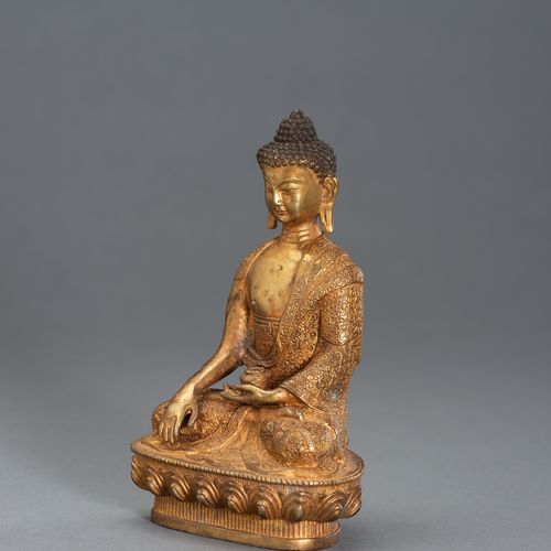 A Gilt Bronze Buddha BUDDHA AUS GILTBRONZE
China, 20. Jh. Sitzend in Dhyanasana &hellip;