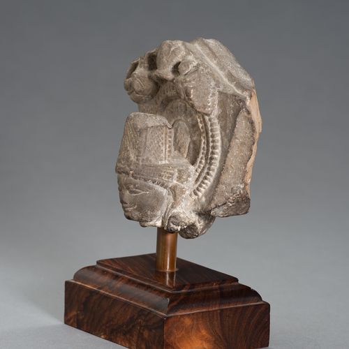 AN INDIAN STONE HEAD OF BUDDHA 印度石雕菩萨头像
印度北部，15世纪。石头上精雕细刻着一个菩萨头像，后面的宝座部分显示了曼陀罗和两&hellip;