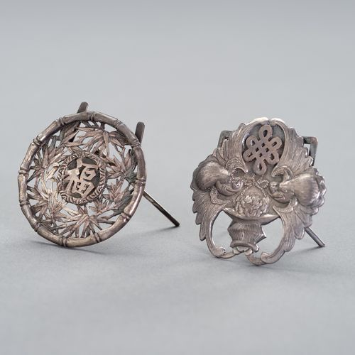 TWO ´LUCKY´ SILVER PLACEMENT CARD HOLDERS 两个 "幸运 "银质插卡座
中国，约1910年。两个都是以网状的方式加工的。&hellip;