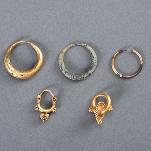 FIVE SINGLE GANDHARA STYLE EARRINGS 五个单体犍陀罗风格的耳环
古代的犍陀罗地区，约公元前3-2世纪。这组耳环中的第一件是用大&hellip;