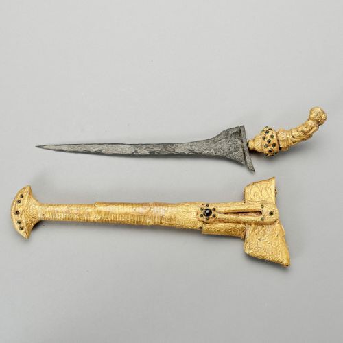A WOOD AND GOLD FOIL KRIS DAGGER 木质和金箔KRIS DAGGER
印度尼西亚，18-19世纪。双刃钢刀，木质刀柄为神像形状，覆&hellip;