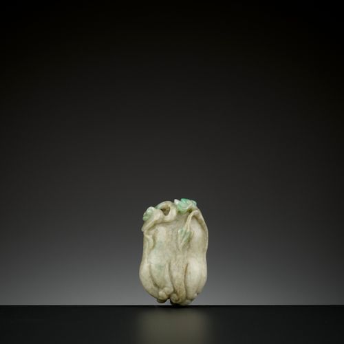 A ‘BUDDHA’S HAND’ JADEITE PENDANT, QING DYNASTY 佛手 "翡翠吊坠，清代
中国，19世纪。雕刻成一个被称为 "佛手&hellip;