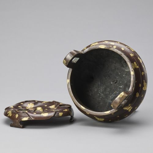 A GOLD-SPLASHED BRONZE TRIPOD CENSER WITH SIX-CHARACTER XUANDE MARK, QING CENSEU&hellip;