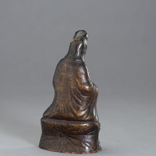 A Bronze Figure of Guanyin BRONZE-FIGUR VON GUANYIN
Südchina, späte Ming-Dynasti&hellip;