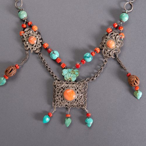 A TIBETAN CHINESE NECKLACE 一条中国西藏的项链
藏族 - 中国，1900 - 1920。银和金属的项链上有木雕的坚果，珊瑚，绿松石和红&hellip;