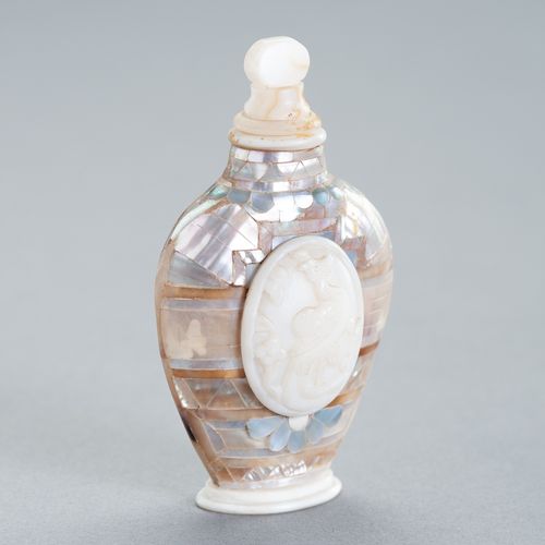 A MOTHER OF PEARL AND GLASS SNUFF BOTTLE Perlmutt- und Glasflasche
China, späte &hellip;