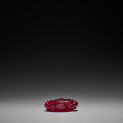 A TRANSPARENT RUBY RED GLASS SNUFF BOTTLE, QING DYNASTY FRASCO DE VIDRIO ROJO TR&hellip;