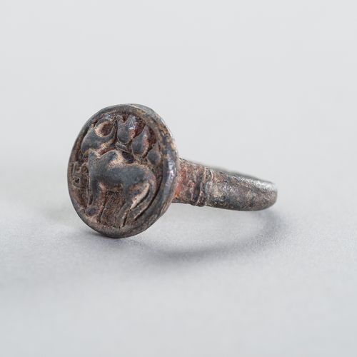 A BRONZE INTAGLIO RING DEPICTING NANDI 描绘南帝的青铜INTAGLIO戒指
古代犍陀罗地区，7-8世纪。顶部有精美的凹雕，&hellip;