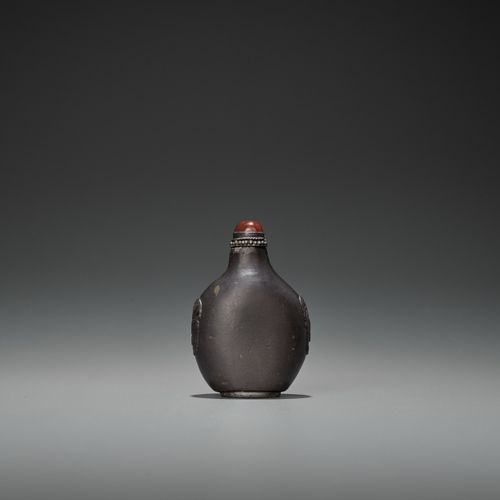 A FINELY CARVED DUAN STONE SNUFF BOTTLE 一个精雕细琢的端石鼻烟壶
中国，清末（1644-1912）。卵圆形，椭圆形底环，&hellip;