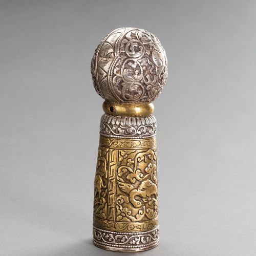 A VERY LARGE SILVER AND BRASS REPOUSSÉ SEAL 一个非常大的银质和铜质普鲁士印
藏族-中国，19世纪末。这枚大的银质和铜&hellip;