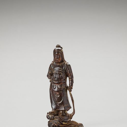 A GILT AND LACQUERED WOOD FIGURE OF A HEAVENLY KING, MING FIGURA IN LEGNO DORATO&hellip;