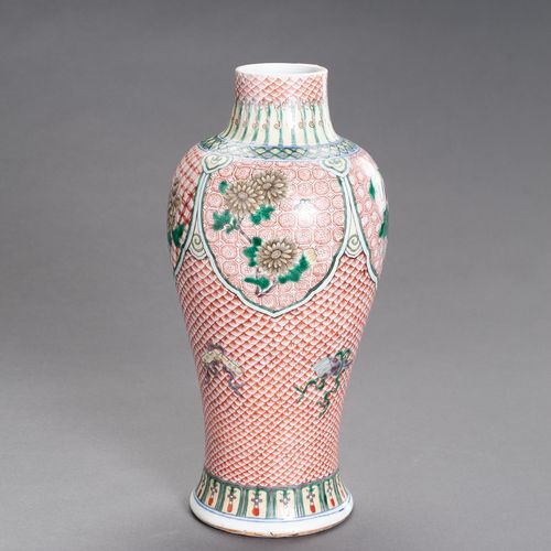 AN EXTREMELY FINE WUCAI ENAMELED PORCELAIN VASE, 17TH CENTURY AN EXTREMELY FINE &hellip;