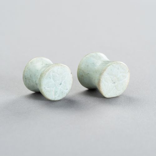 A PAIR OF STONE EARPLUGS Paire de boucles d'oreilles en pierre
Asie du Sud-Est, &hellip;