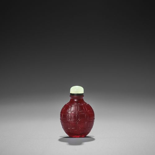 A RARE SET OF TWO GLASS SNUFF BOTTLES, QING DYNASTY 一套罕见的玻璃鼻烟壶，清代
中国，18-19世纪。一个半&hellip;