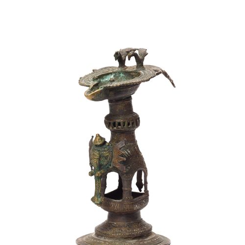 A RARE BASTAR BRONZE ELEPHANT BASE OIL LAMP 一个罕见的铜制大象底座油灯
印度，19-20世纪。一个神话般的Basta&hellip;