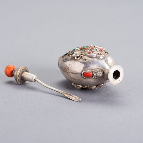 AN EMBELLISHED SILVER SNUFF BOTTLE AN EMBELLISHED SILVER SNUFF BOTTLE
Tibetan-Ch&hellip;