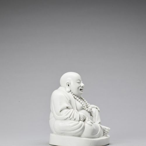 A WHITE GLAZED DEHUA PORCELAIN FIGURE OF BUDAI, QING FIGURA DE PORCELANA DEHUA B&hellip;