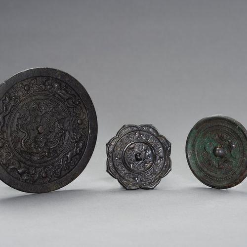 THREE TANG STYLE BRONZE MIRRORS 三面唐式铜镜
中国，清朝（1644-1912）或更早。包括一面八叶形的镜子，穿孔的钮周围有鸟和花&hellip;