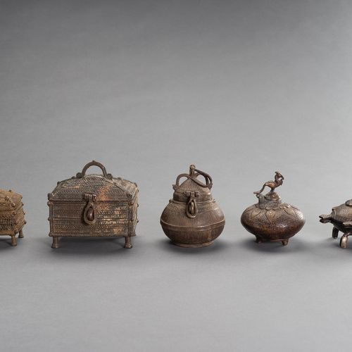 A LOT OF FIVE INDIAN TRIBAL BRONZE VESSELS 一组五件印度部落的青铜器
印度，19世纪末。这五件青铜器具有精美的铸造图案&hellip;