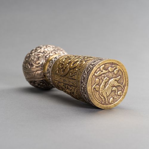 A VERY LARGE SILVER AND BRASS REPOUSSÉ SEAL 一个非常大的银质和铜质普鲁士印
藏族-中国，19世纪末。这枚大的银质和铜&hellip;