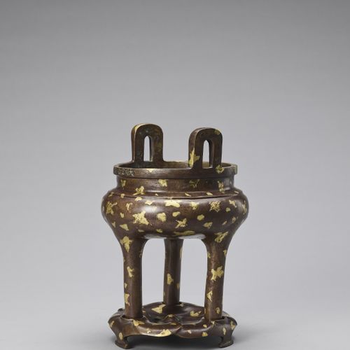 A GOLD-SPLASHED BRONZE TRIPOD CENSER WITH SIX-CHARACTER XUANDE MARK, QING GOLDGE&hellip;