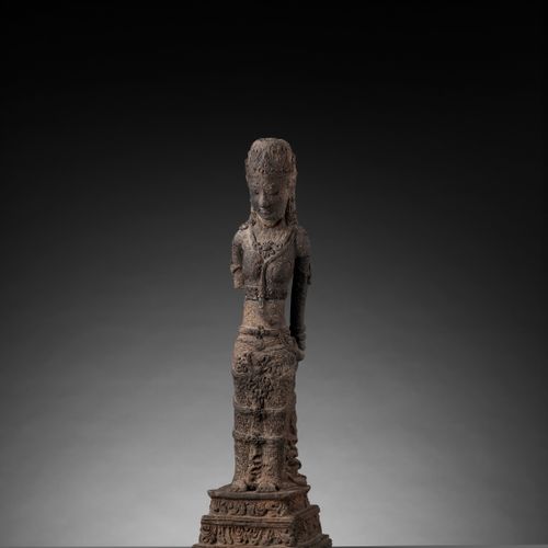 A TERRACOTTA FIGURE OF A FEMALE DEITY, MAJAPAHIT 一个女神的泰拉库塔像，MAJAPAHIT
爪哇，13-15世纪&hellip;