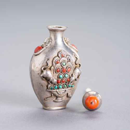 AN EMBELLISHED SILVER SNUFF BOTTLE EMBELLISIERTE SILBERFLASCHE
Tibetisch-chinesi&hellip;